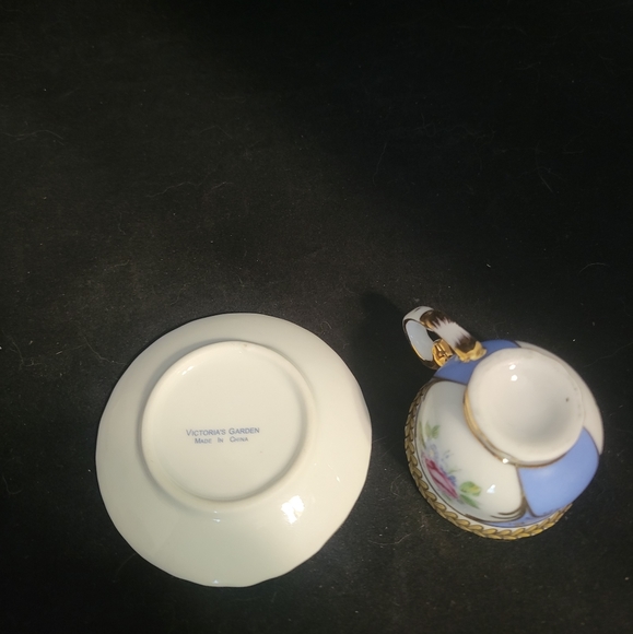 VINTAGE VICTORIA'S GARDEN PINK ROSES GOLD TRIM MINI TEACUP/CUP AND SAUCER. - Picture 6 of 8